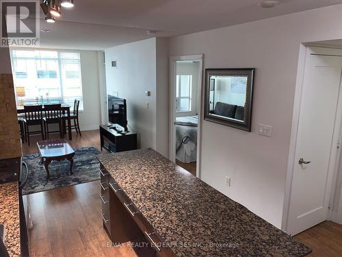 909 - 20 Blue Jays Way, Toronto, ON - Indoor Photo Showing Living Room