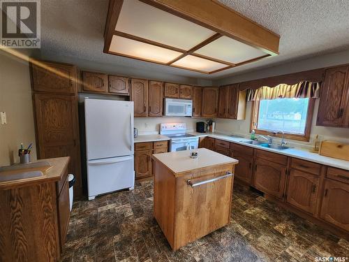 403 Calgary Street, Broadview, SK - Indoor Photo Showing Kitchen With Double Sink