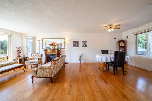 2076 Okanagan Street, Armstrong, BC - Indoor Photo Showing Living Room