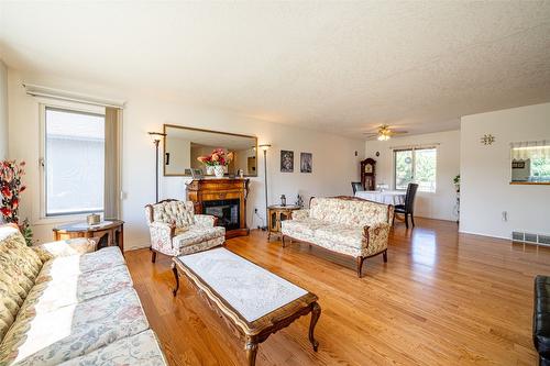 2076 Okanagan Street, Armstrong, BC - Indoor Photo Showing Living Room