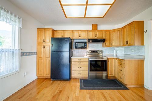 2076 Okanagan Street, Armstrong, BC - Indoor Photo Showing Kitchen