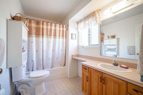 2076 Okanagan Street, Armstrong, BC - Indoor Photo Showing Bathroom