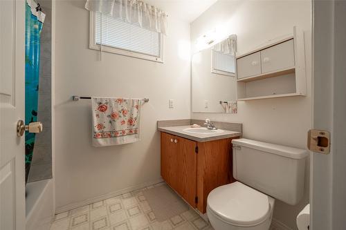 2076 Okanagan Street, Armstrong, BC - Indoor Photo Showing Bathroom