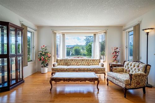 2076 Okanagan Street, Armstrong, BC - Indoor Photo Showing Living Room