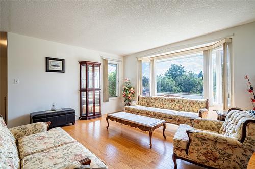 2076 Okanagan Street, Armstrong, BC - Indoor Photo Showing Living Room