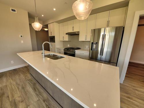403-875 University Drive, Kamloops, BC - Indoor Photo Showing Kitchen With Stainless Steel Kitchen With Double Sink With Upgraded Kitchen