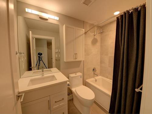 403-875 University Drive, Kamloops, BC - Indoor Photo Showing Bathroom