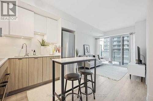 811 - 99 Broadway Avenue, Toronto C10, ON - Indoor Photo Showing Kitchen With Upgraded Kitchen