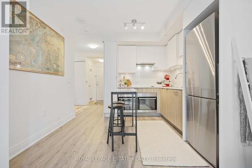 811 - 99 Broadway Avenue, Toronto C10, ON - Indoor Photo Showing Kitchen With Upgraded Kitchen