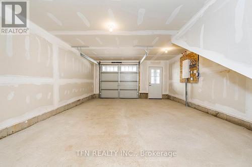 222 Melody Lane, Thorold, ON - Indoor Photo Showing Garage