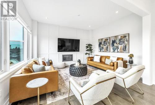 84 Pine Hill Crescent, Aurora (Aurora Estates), ON - Indoor Photo Showing Living Room