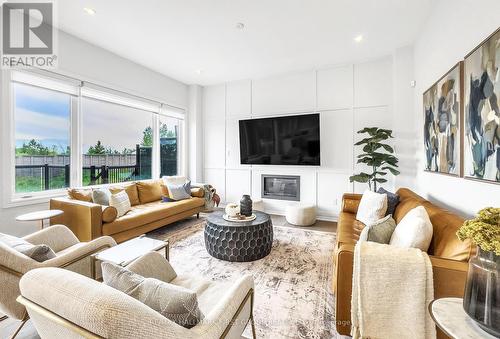 84 Pine Hill Crescent, Aurora (Aurora Estates), ON - Indoor Photo Showing Living Room