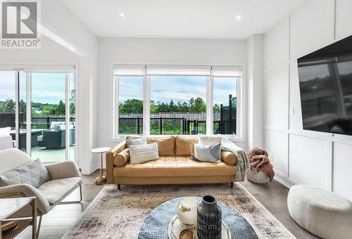 84 Pine Hill Crescent, Aurora (Aurora Estates), ON - Indoor Photo Showing Living Room