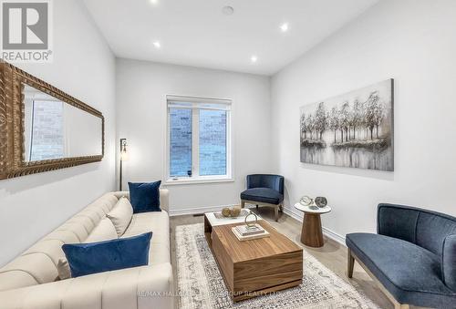 84 Pine Hill Crescent, Aurora (Aurora Estates), ON - Indoor Photo Showing Living Room