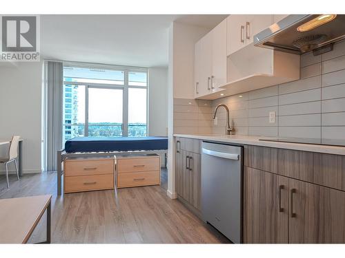 1504 900 Carnarvon Street, New Westminster, BC - Indoor Photo Showing Kitchen