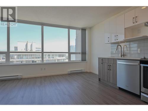 3213 900 Carnarvon Street, New Westminster, BC - Indoor Photo Showing Kitchen