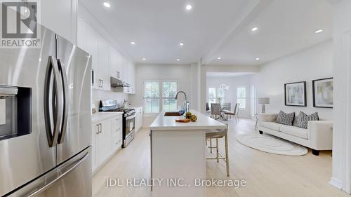 52 Cedarhurst Drive, Richmond Hill, ON - Indoor Photo Showing Kitchen With Upgraded Kitchen