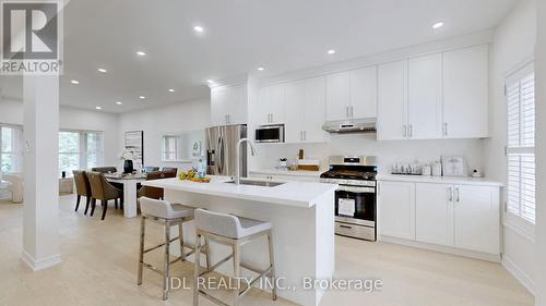 52 Cedarhurst Drive, Richmond Hill, ON - Indoor Photo Showing Kitchen With Upgraded Kitchen