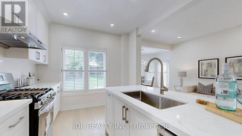 52 Cedarhurst Drive, Richmond Hill, ON - Indoor Photo Showing Kitchen With Upgraded Kitchen