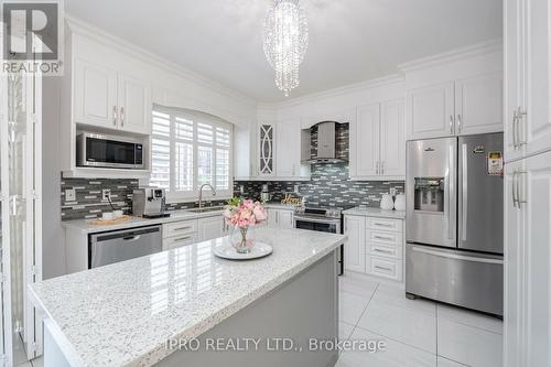 14 Valleywest Road, Brampton, ON - Indoor Photo Showing Kitchen With Upgraded Kitchen