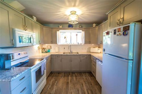 359 Birch Street, Arborg, MB - Indoor Photo Showing Kitchen With Double Sink