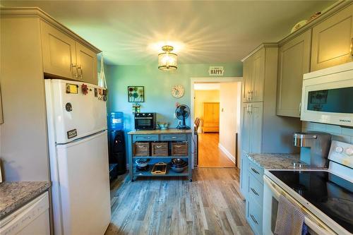 359 Birch Street, Arborg, MB - Indoor Photo Showing Kitchen