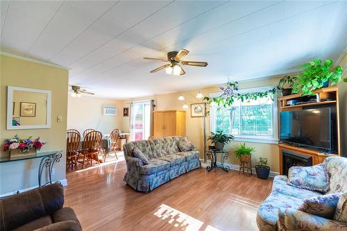 359 Birch Street, Arborg, MB - Indoor Photo Showing Living Room