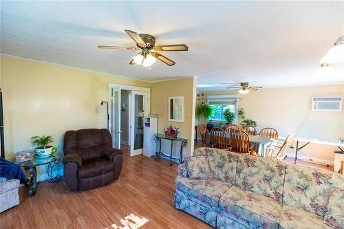 359 Birch Street, Arborg, MB - Indoor Photo Showing Living Room