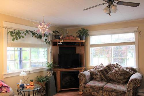 359 Birch Street, Arborg, MB - Indoor Photo Showing Living Room