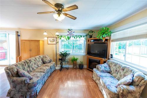 359 Birch Street, Arborg, MB - Indoor Photo Showing Living Room