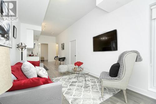 414 - 2489 Taunton Road, Oakville (Uptown Core), ON - Indoor Photo Showing Living Room