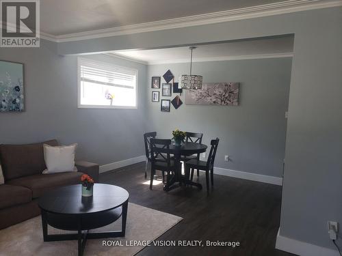 98 Flora Drive, Toronto E04, ON - Indoor Photo Showing Living Room