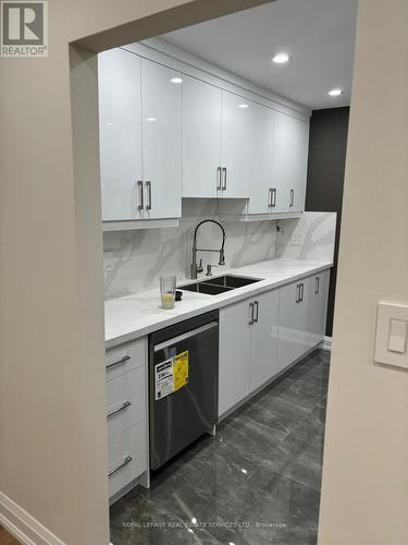 17 - 3308 The Credit Woodlands, Mississauga (Erindale), ON - Indoor Photo Showing Kitchen With Double Sink