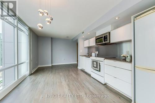 1602 - 4 Spadina Avenue, Toronto, ON - Indoor Photo Showing Kitchen