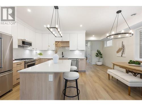 315 Chardonnay Avenue, Oliver, BC - Indoor Photo Showing Kitchen With Stainless Steel Kitchen With Upgraded Kitchen