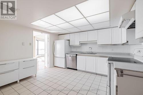 1910 - 65 Harbour Square, Toronto, ON - Indoor Photo Showing Kitchen