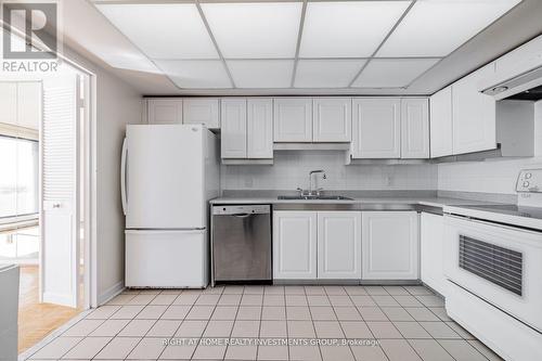 1910 - 65 Harbour Square, Toronto C01, ON - Indoor Photo Showing Kitchen