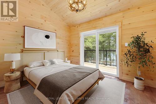 1121 Farm Lake Lane, North Frontenac, ON - Indoor Photo Showing Bedroom