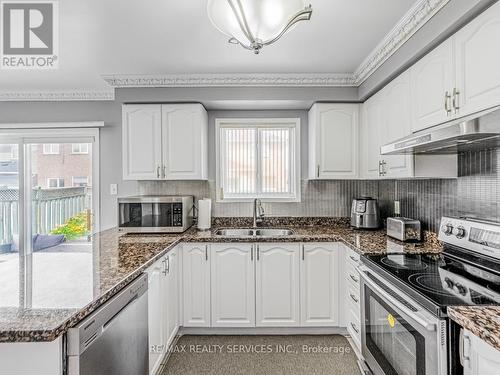 60 Dwellers Road, Brampton, ON - Indoor Photo Showing Kitchen With Double Sink With Upgraded Kitchen