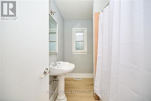 12 Cliff Road, St. Catharines, ON - Indoor Photo Showing Bathroom