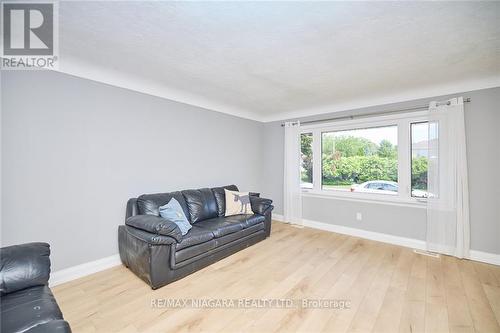 12 Cliff Road, St. Catharines, ON - Indoor Photo Showing Living Room