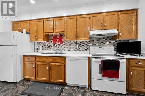 22 Tomahawk Drive, Grimsby, ON - Indoor Photo Showing Kitchen With Double Sink