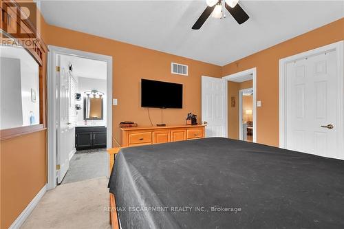 22 Tomahawk Drive, Grimsby, ON - Indoor Photo Showing Bedroom