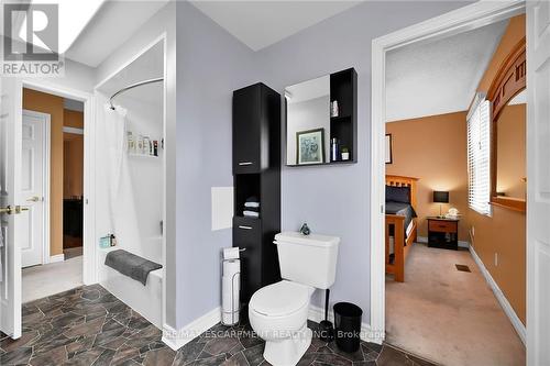 22 Tomahawk Drive, Grimsby, ON - Indoor Photo Showing Bathroom