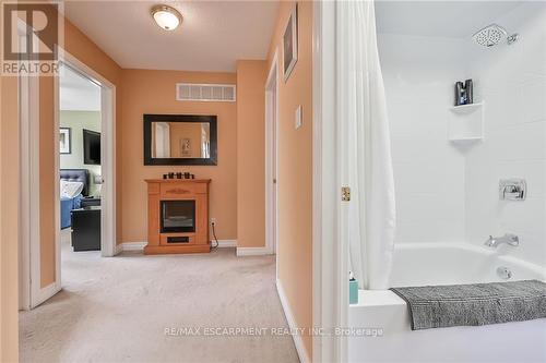 22 Tomahawk Drive, Grimsby, ON - Indoor Photo Showing Bathroom