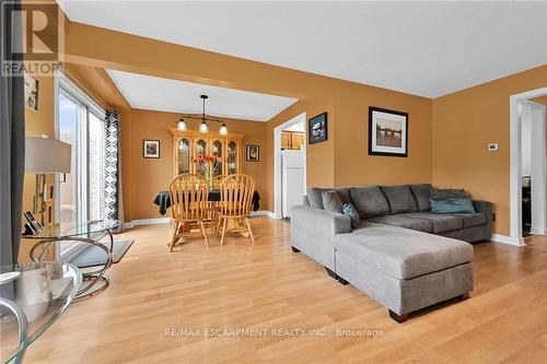 22 Tomahawk Drive, Grimsby, ON - Indoor Photo Showing Living Room