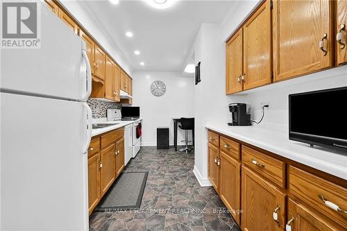 22 Tomahawk Drive, Grimsby, ON - Indoor Photo Showing Kitchen