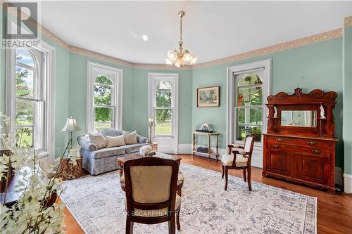 1689 2Nd Concession Road W, Hamilton, ON - Indoor Photo Showing Living Room