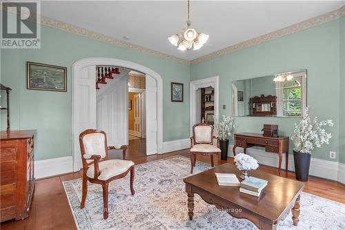 1689 2Nd Concession Road W, Hamilton, ON - Indoor Photo Showing Living Room