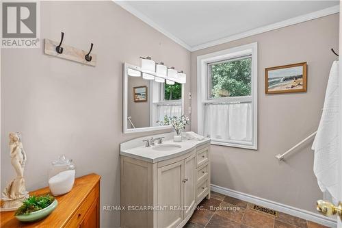 1689 2Nd Concession Road W, Hamilton, ON - Indoor Photo Showing Bathroom